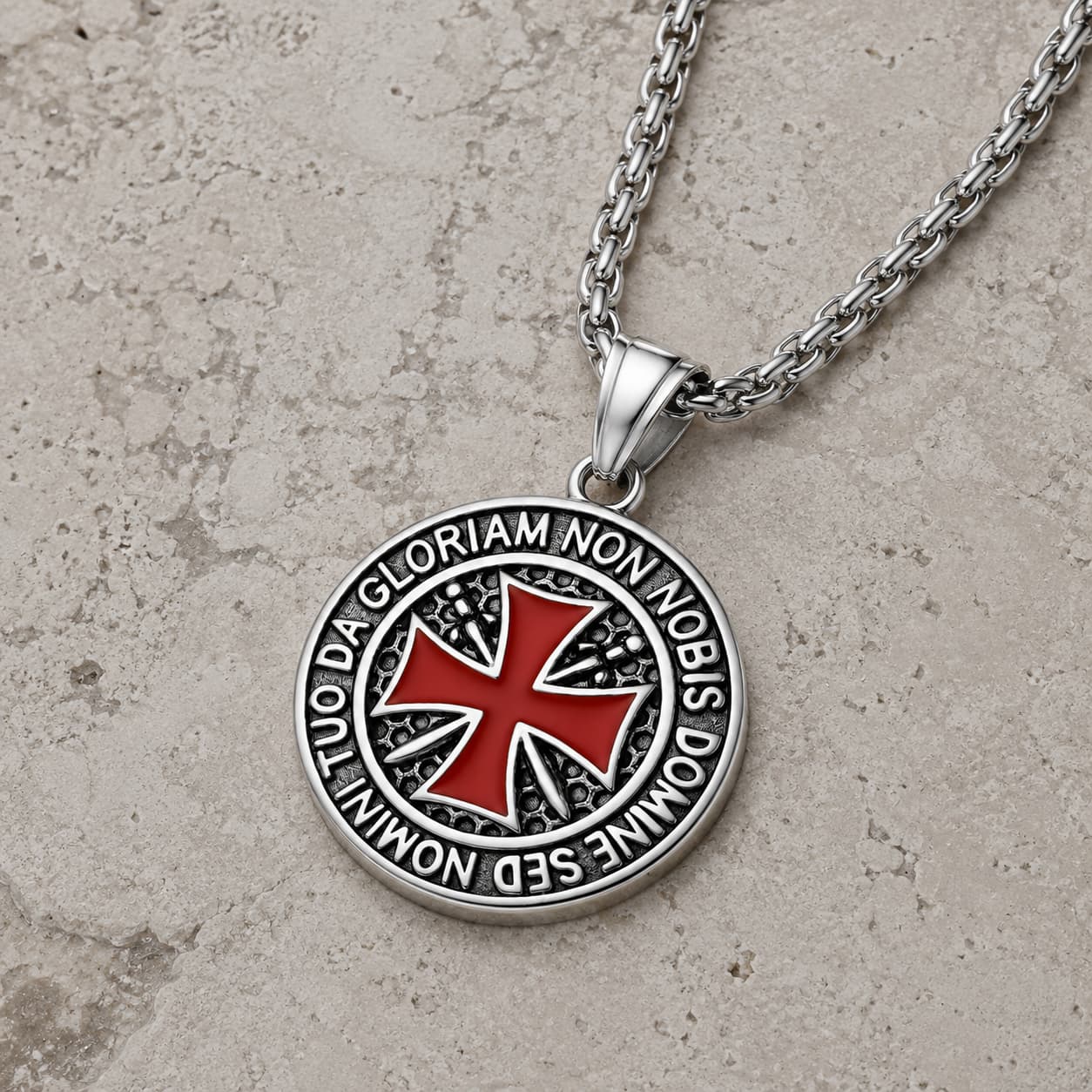 Collier du Chevalier Templier en vue angle 3/4 sur pierre médiévale claire