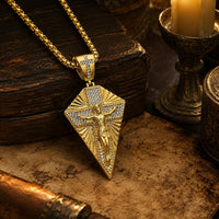 Collier du Christ Sacré en acier inoxydable doré présenté dans une ambiance médiévale avec bois ancien et lumière chaude.