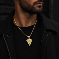 Homme portant le Collier du Christ Sacré en acier inoxydable doré avec zircon cubique et tenue noire.