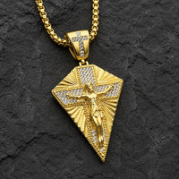 Gros plan du pendentif du Christ Sacré avec zircon cubique du collier en acier inoxydable sur fond anthracite.
