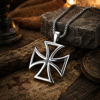 Collier du Code d’Honneur en acier inoxydable présenté dans une ambiance médiévale avec parchemin, bois ancien et lumière chaude