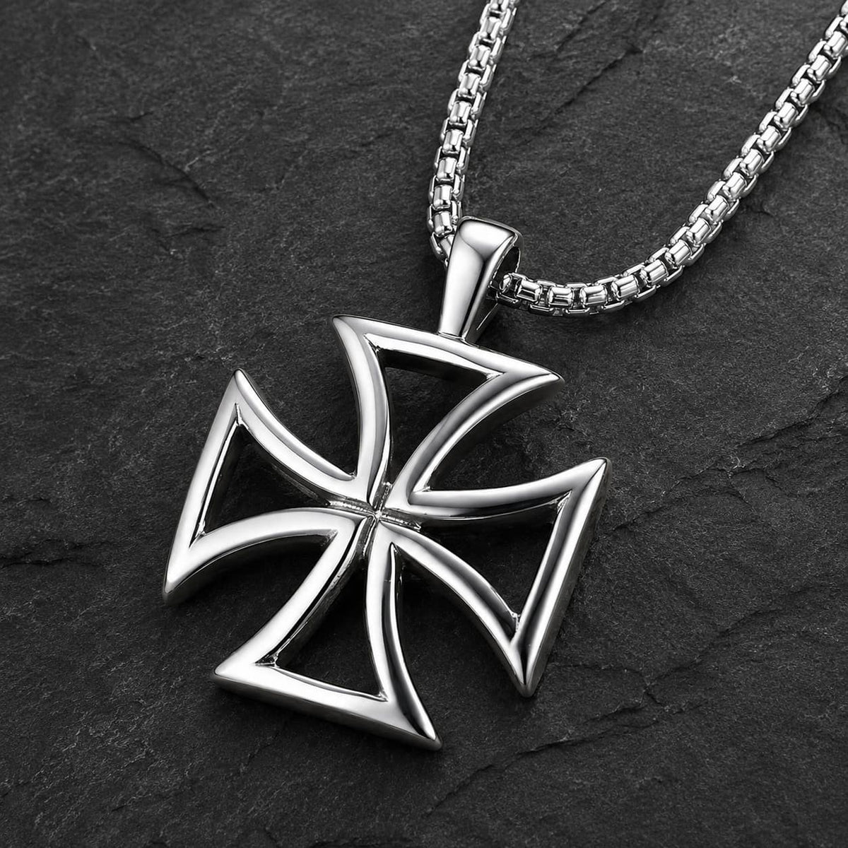 Collier du Code d’Honneur en acier inoxydable avec croix templière argentée sur fond anthracite texturé