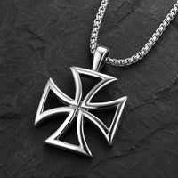 Collier du Code d’Honneur en acier inoxydable avec croix templière argentée sur fond anthracite texturé