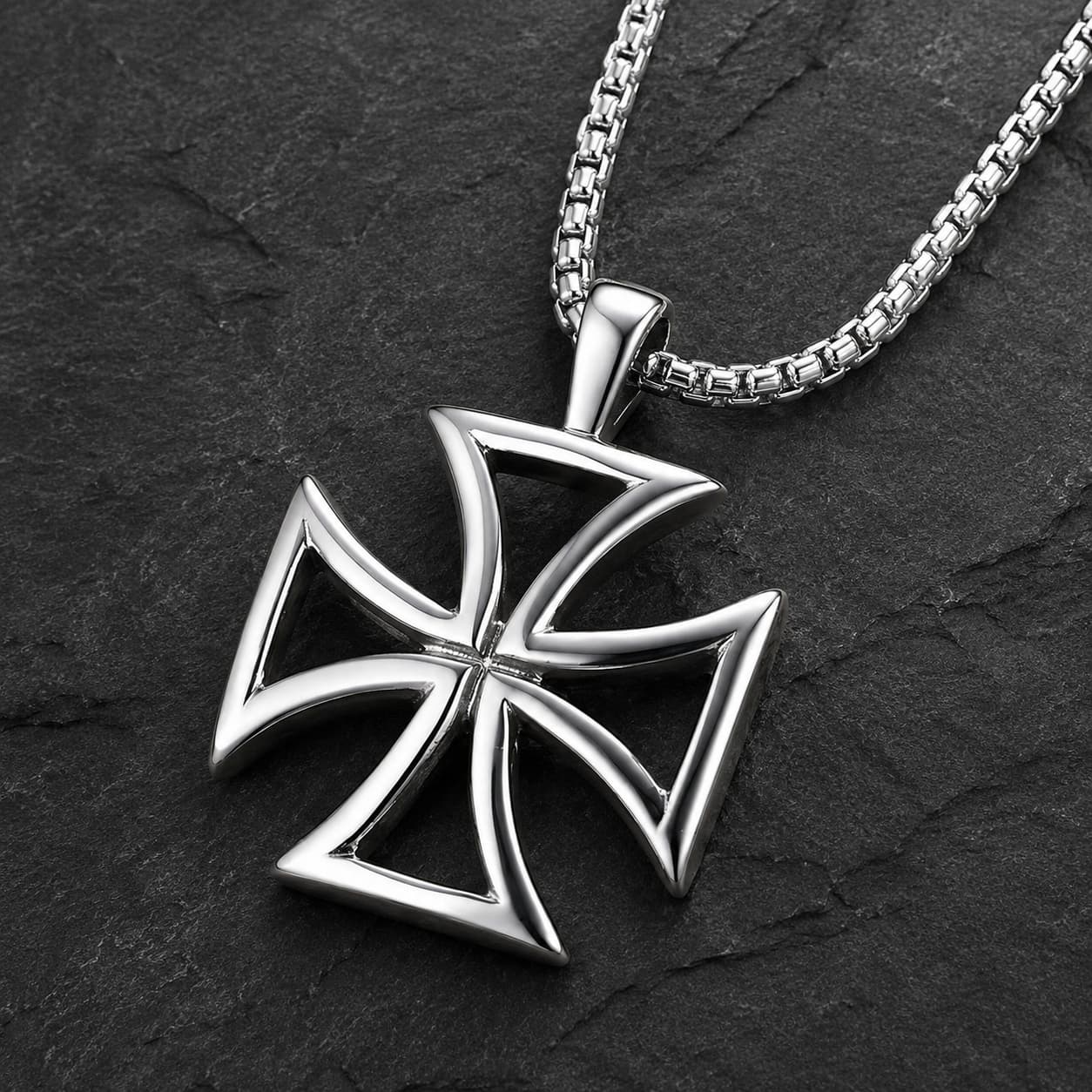 Collier du Code d’Honneur en acier inoxydable avec croix templière argentée sur fond anthracite texturé