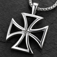 Gros plan de la croix templière argentée du Collier du Code d’Honneur en acier inoxydable sur fond anthracite