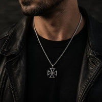 Homme portant le Collier du Code d’Honneur en acier inoxydable avec veste noire et pendentif croix templière argentée