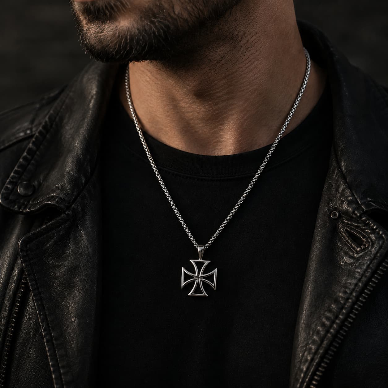 Homme portant le Collier du Code d’Honneur en acier inoxydable avec veste noire et pendentif croix templière argentée