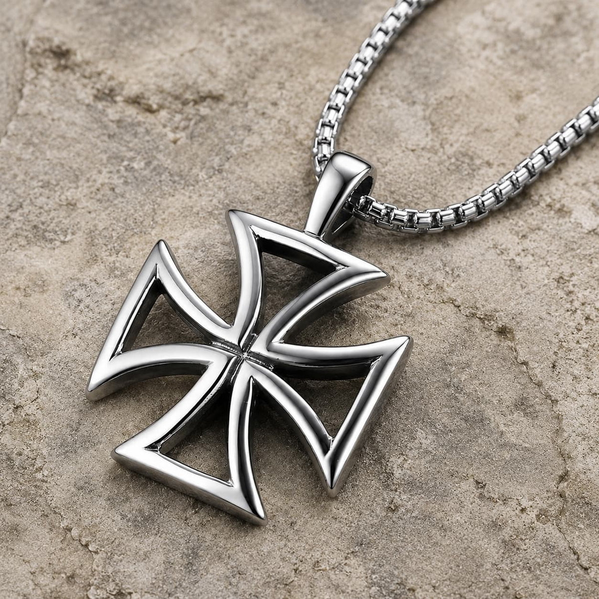 Vue angle du Collier du Code d’Honneur en acier inoxydable avec croix templière argentée sur pierre médiévale claire