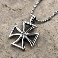Vue angle du Collier du Code d’Honneur en acier inoxydable avec croix templière argentée sur pierre médiévale claire