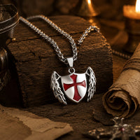 Collier du Gardien Croisé en acier inoxydable en ambiance médiévale premium avec bois ancien parchemin pierre et lumière chaude