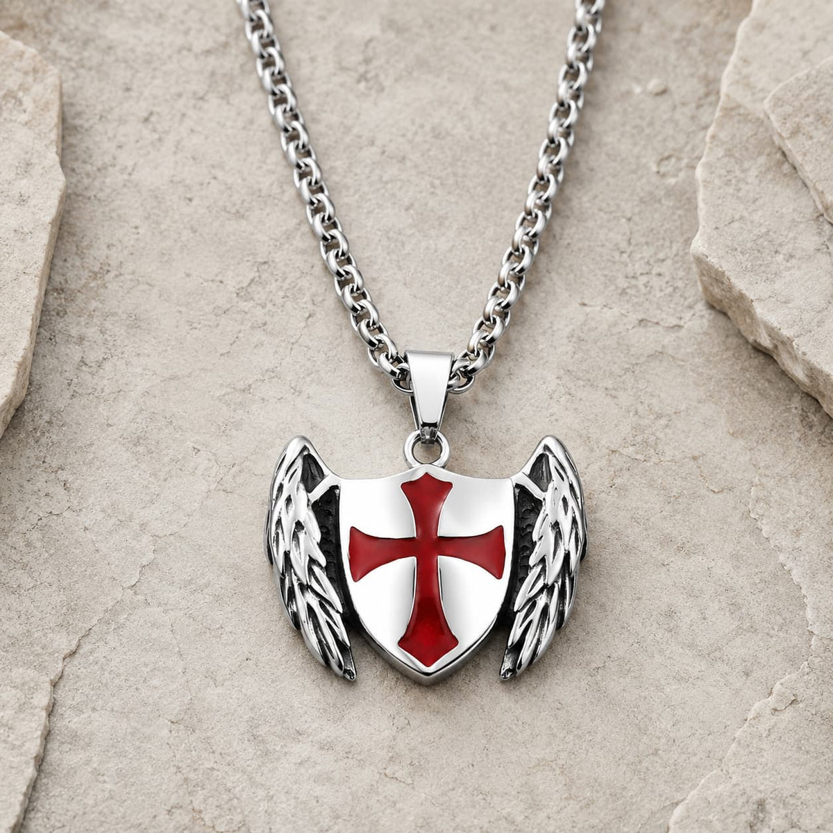 Collier du Gardien Croisé en acier inoxydable avec pendentif bouclier ailé et croix rouge sur fond pierre médiévale claire
