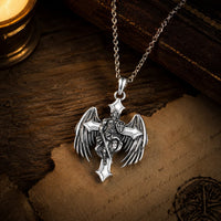 Collier du Gardien Éternel en argent 925 sterling dans une ambiance médiévale avec bois ancien et parchemin