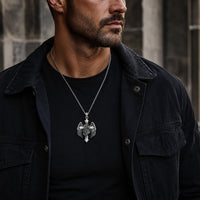 Collier du Gardien Éternel en argent 925 sterling porté par un homme en tenue noire