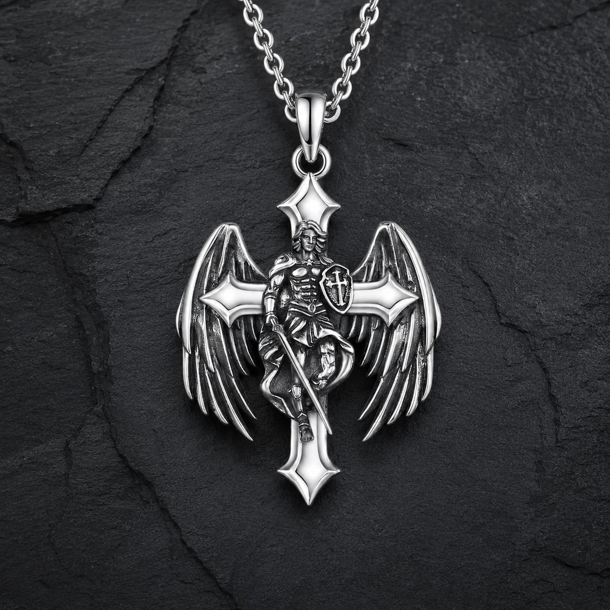 Collier du Gardien Éternel en argent 925 sterling sur fond anthracite sombre