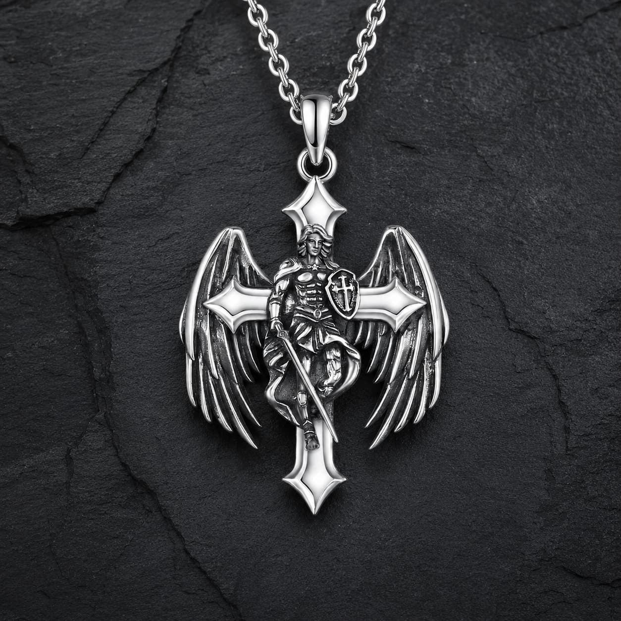 Collier du Gardien Éternel en argent 925 sterling sur fond anthracite sombre