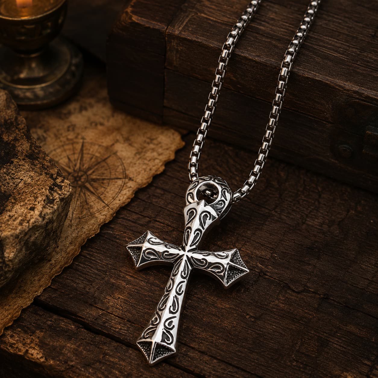 Collier du Justicier Croisé en acier inoxydable mis en scène dans une ambiance médiévale premium avec bois ancien et lumière chaude.