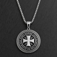 Collier du Maître Templier en acier inoxydable argenté sans zirconiums avec pendentif croix templière sur ardoise sombre