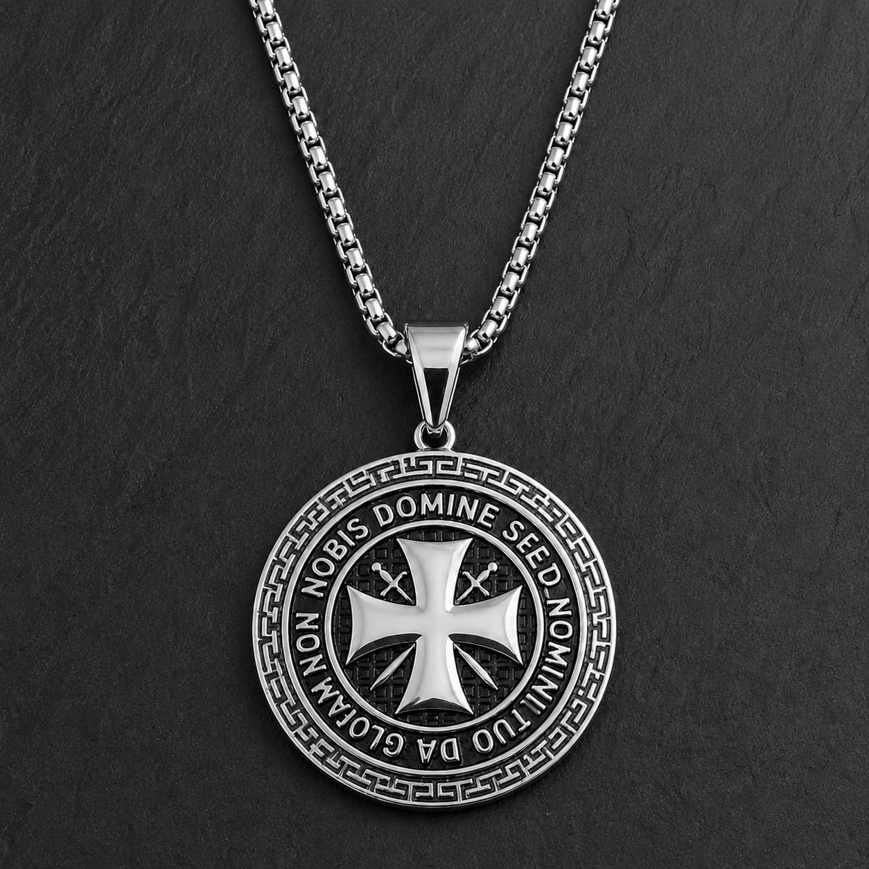 Collier du Maître Templier en acier inoxydable argenté sans zirconiums avec pendentif croix templière sur ardoise sombre