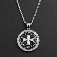 Collier du Maître Templier en acier inoxydable argenté avec pendentif croix templière et zirconiums sur ardoise sombre