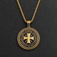 Collier du Maître Templier en acier inoxydable doré sans zirconiums avec pendentif croix templière sur ardoise sombre