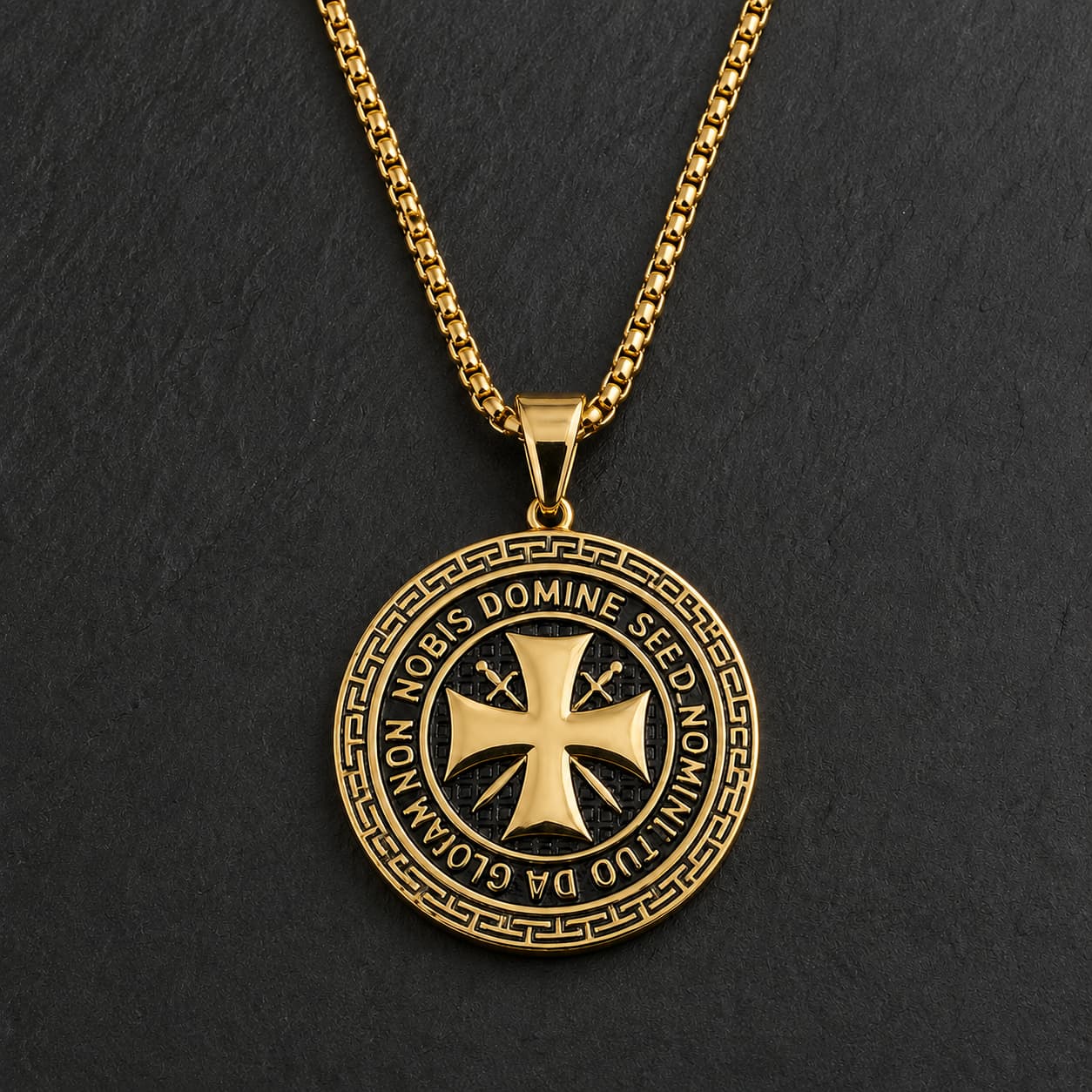 Collier du Maître Templier en acier inoxydable doré sans zirconiums avec pendentif croix templière sur ardoise sombre