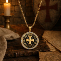 Collier du Maître Templier en acier inoxydable doré avec pendentif croix et zirconiums dans un décor médiéval premium