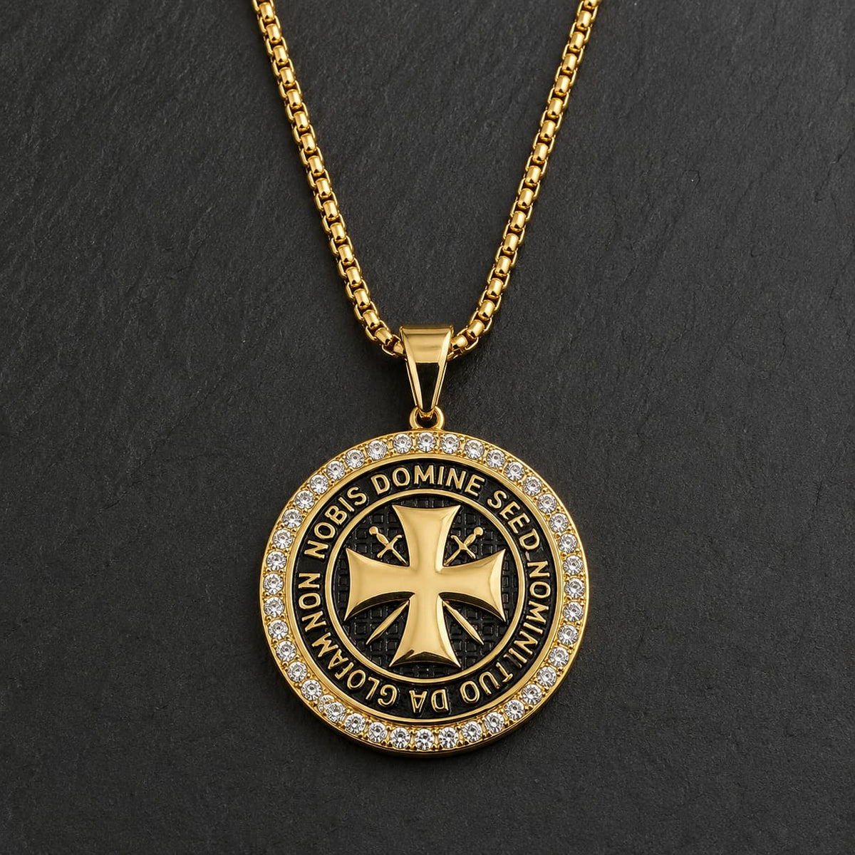 Collier du Maître Templier en acier inoxydable doré avec pendentif croix templière et zirconiums sur ardoise sombre