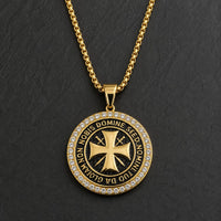 Collier du Maître Templier en acier inoxydable doré avec pendentif croix templière et zirconiums sur ardoise sombre
