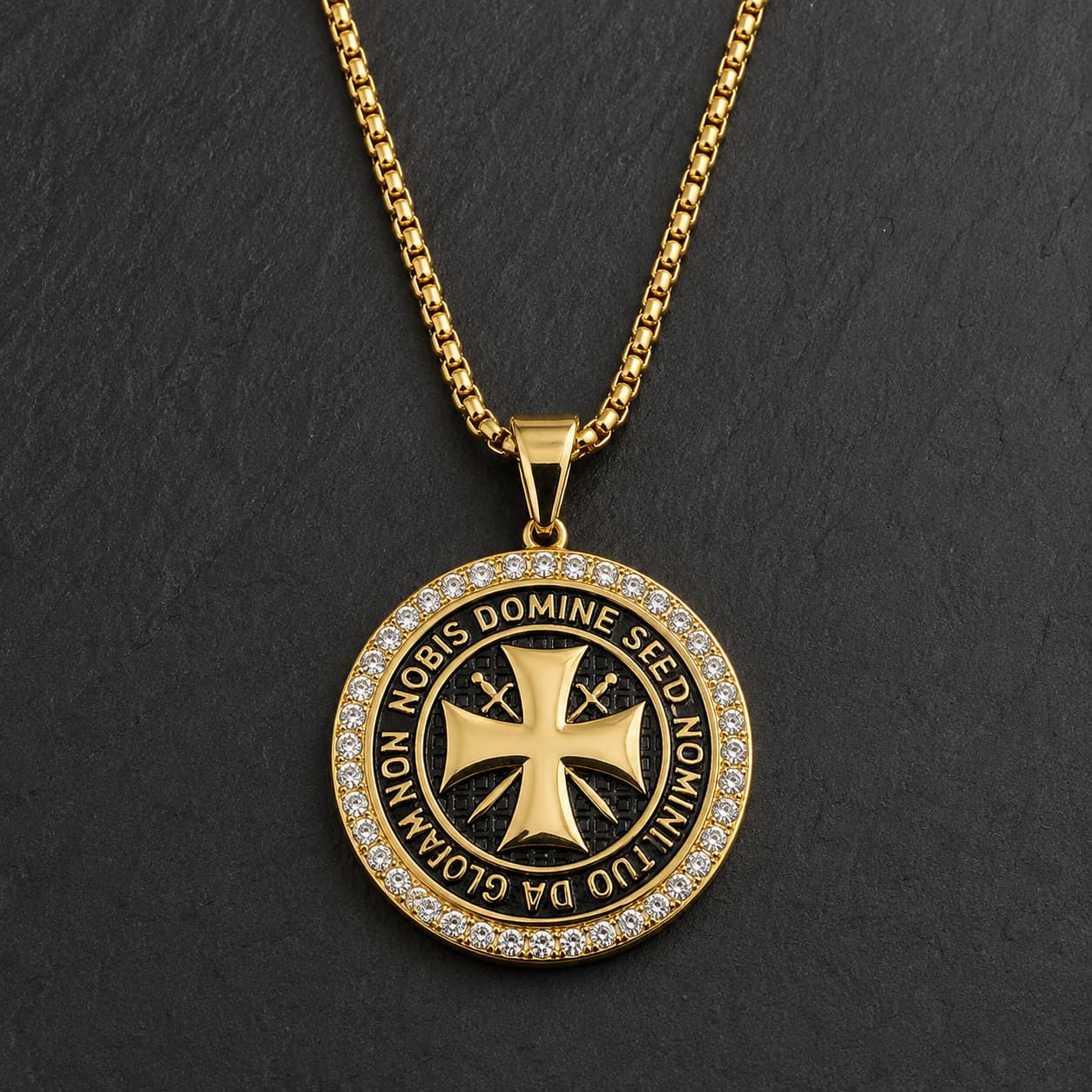 Collier du Maître Templier en acier inoxydable doré avec pendentif croix templière et zirconiums sur ardoise sombre