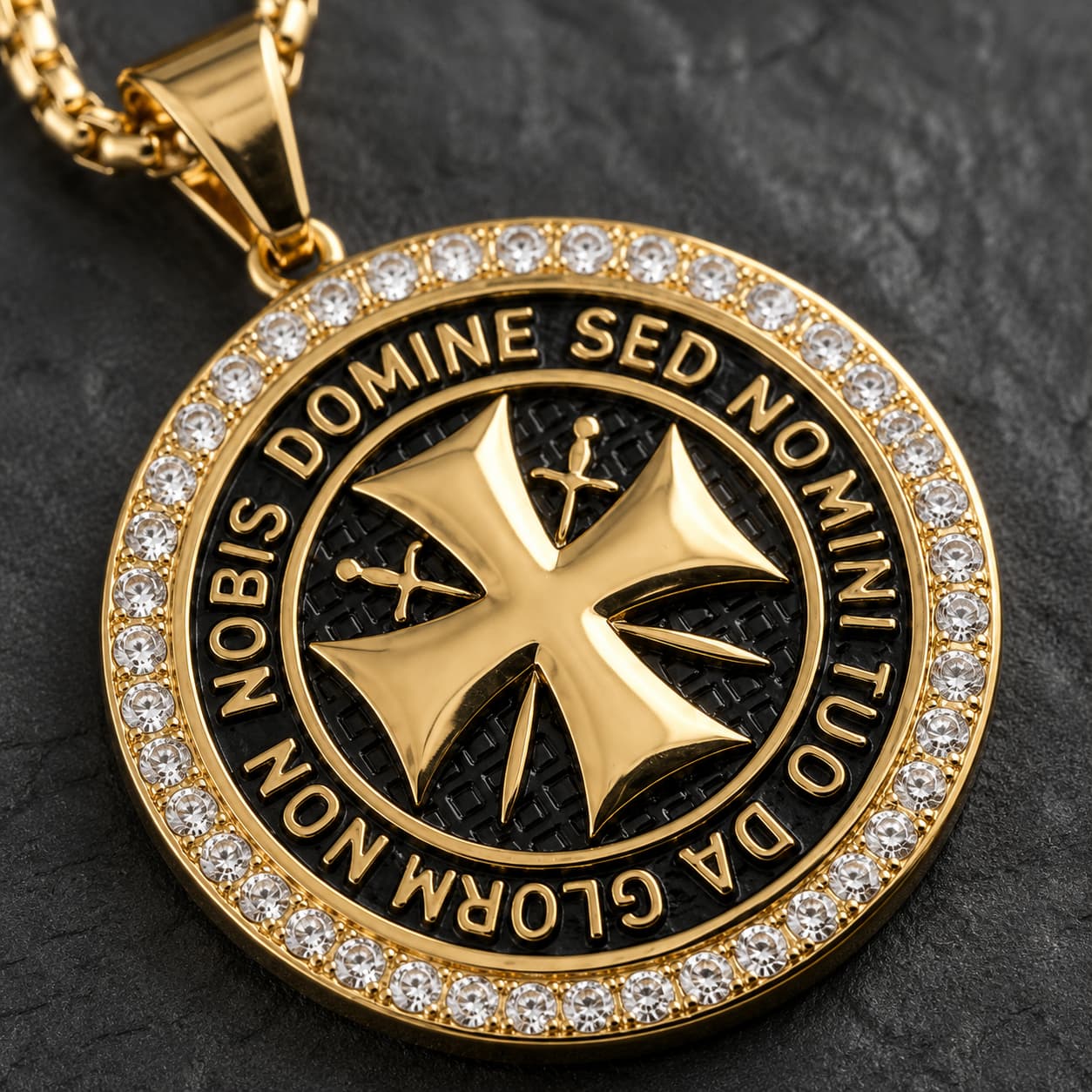 Gros plan du Collier du Maître Templier en acier inoxydable doré avec croix templière, inscription latine et zirconiums