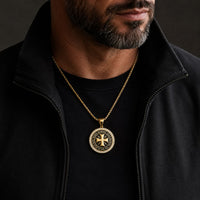 Collier du Maître Templier en acier inoxydable doré avec pendentif croix templière porté par un homme en tenue noire