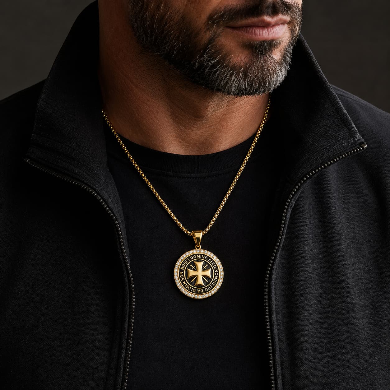 Collier du Maître Templier en acier inoxydable doré avec pendentif croix templière porté par un homme en tenue noire