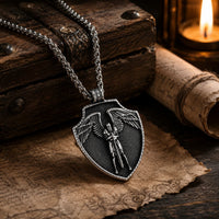 Collier du Pouvoir de l'Archange en acier inoxydable présenté dans un décor médiéval avec bois ancien parchemin et lumière chaude
