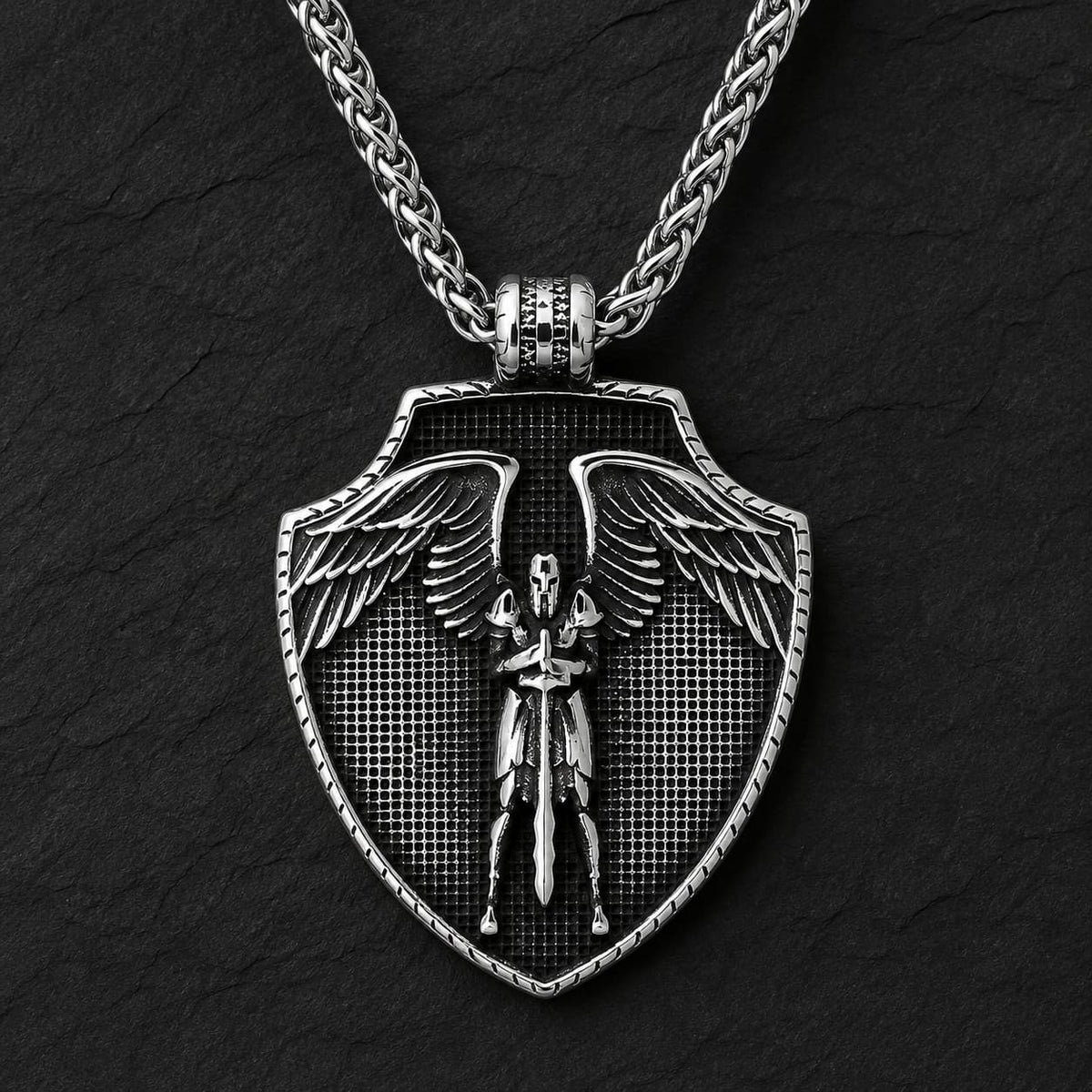 Collier du Pouvoir de l'Archange en acier inoxydable avec pendentif bouclier argenté sur fond anthracite