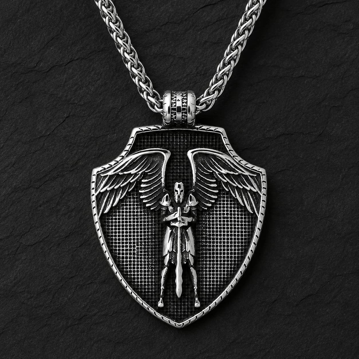 Collier du Pouvoir de l'Archange en acier inoxydable avec pendentif bouclier argenté sur fond anthracite