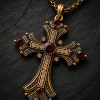 Gros plan de la croix dorée du Collier du Sacre Royal en alliage premium avec pierres décoratives rouges