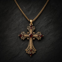 Collier du Sacre Royal en alliage premium avec croix dorée et pierres décoratives rouges sur fond anthracite