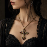 Femme portant le Collier du Sacre Royal en alliage premium avec tenue noire gothique et pierres décoratives rouges
