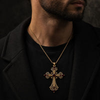 Homme portant le Collier du Sacre Royal en alliage premium avec croix dorée et pierres décoratives rouges