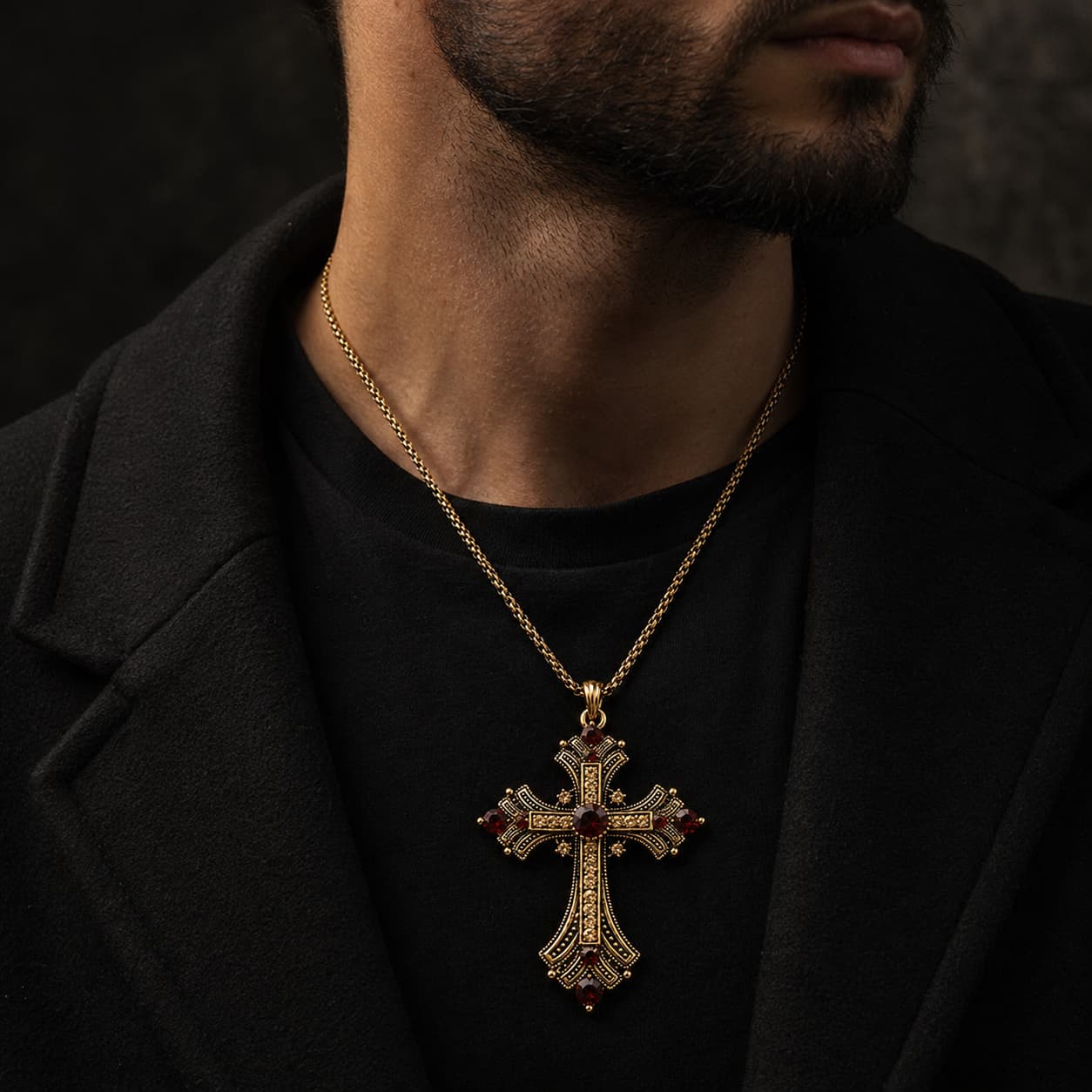 Homme portant le Collier du Sacre Royal en alliage premium avec croix dorée et pierres décoratives rouges
