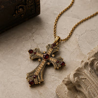 Vue angle du Collier du Sacre Royal en alliage premium avec pierres décoratives sur pierre médiévale claire
