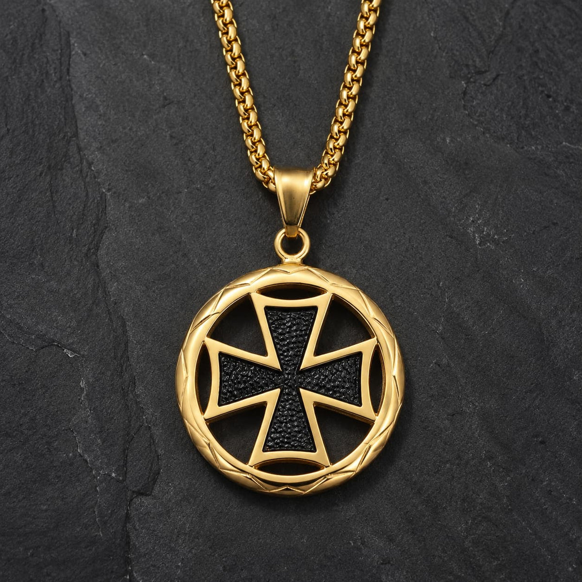 Collier du Sceau en acier inoxydable doré avec pendentif rond à croix noire sur fond anthracite sombre