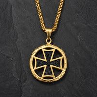 Collier du Sceau en acier inoxydable doré avec pendentif rond à croix noire sur fond anthracite sombre