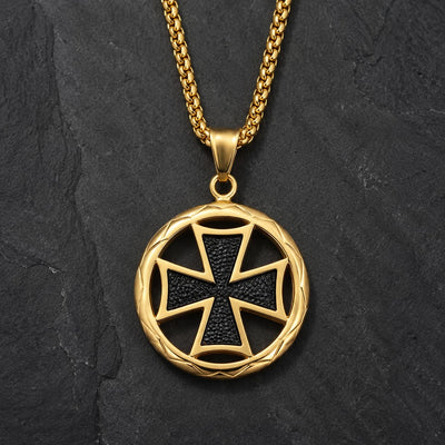 Collier du Sceau en acier inoxydable doré avec pendentif rond à croix noire sur fond anthracite sombre