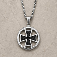 Variante argentée du Collier du Sceau en acier inoxydable avec pendentif rond à croix noire sur pierre claire