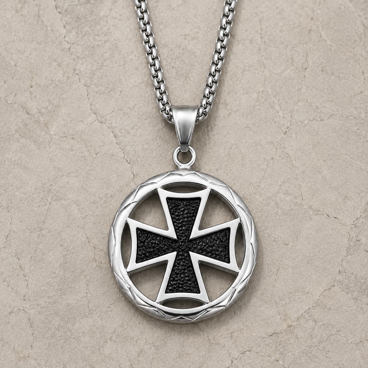 Variante argentée du Collier du Sceau en acier inoxydable avec pendentif rond à croix noire sur pierre claire