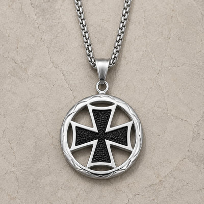 Variante argentée du Collier du Sceau en acier inoxydable avec pendentif rond à croix noire sur pierre claire
