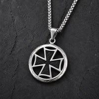 Collier du Sceau argenté avec pendentif rond à croix noire sur fond anthracite texturé