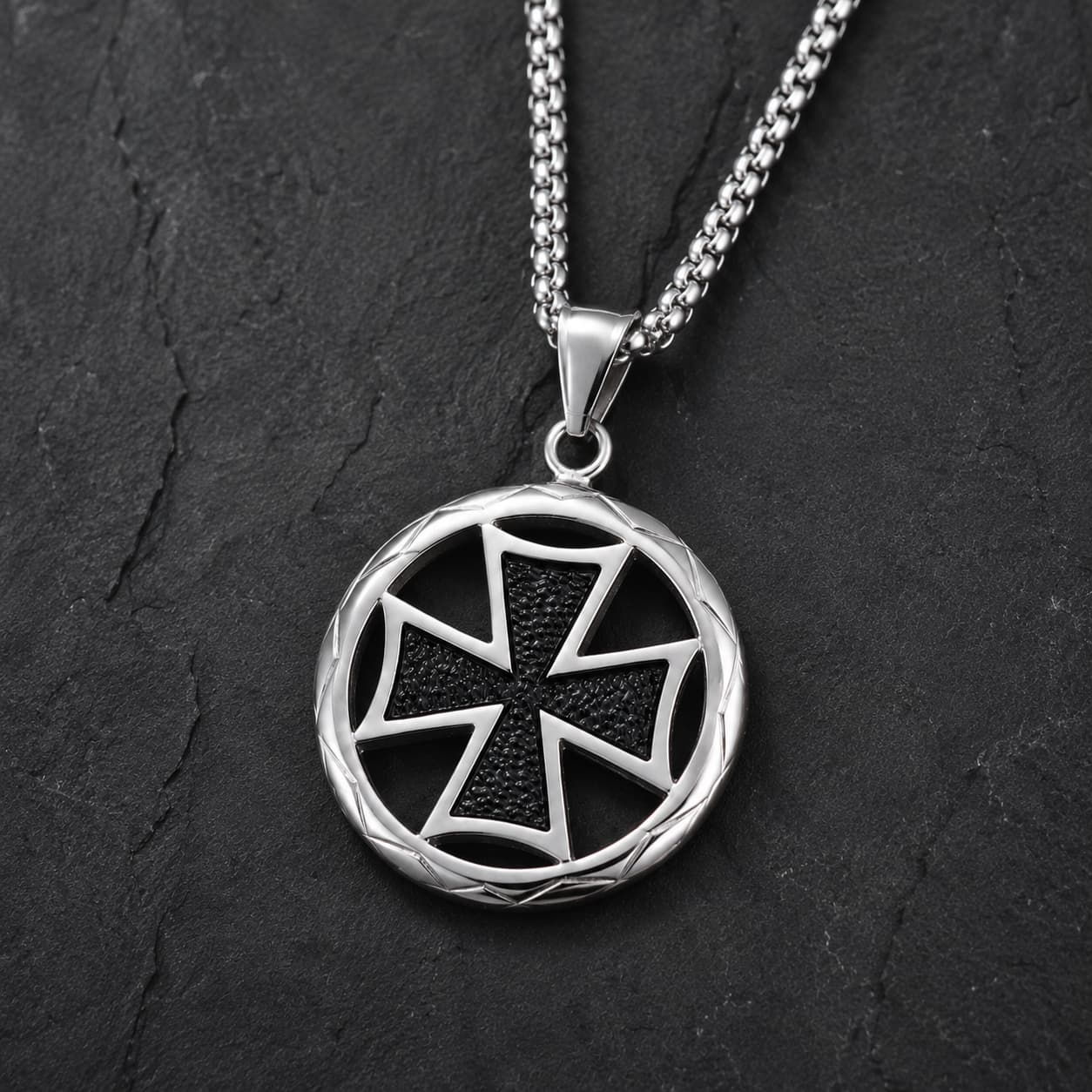 Collier du Sceau argenté avec pendentif rond à croix noire sur fond anthracite texturé