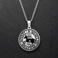 Collier du Sceau des Chevaliers en acier inoxydable argenté avec médaillon sceau templier sur ardoise sombre